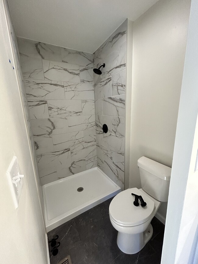 Building Photo - 806 Stratford Dr