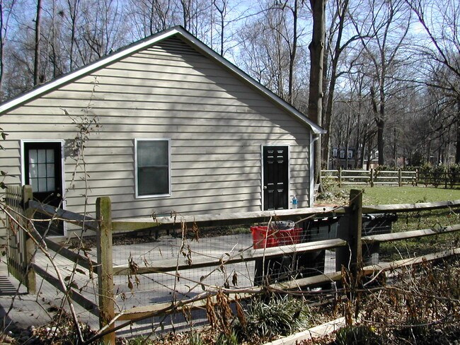 Building Photo - 2924 Sharon View Rd