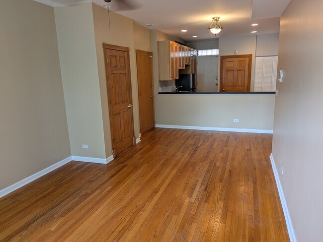 Sala de estar y cocina - 1912 W Chase Ave