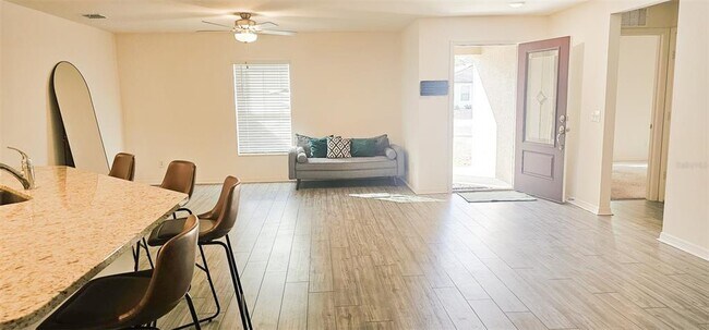 Building Photo - 271 Begonia Ln