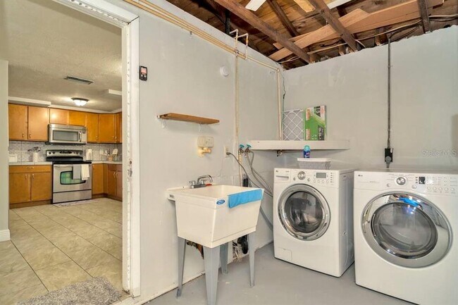 Building Photo - 8937 Catalina Dr