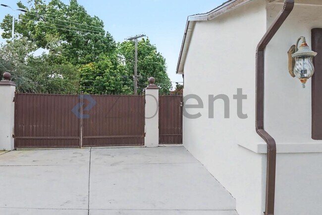 Foto del edificio - 1653 Robin Hood Ct