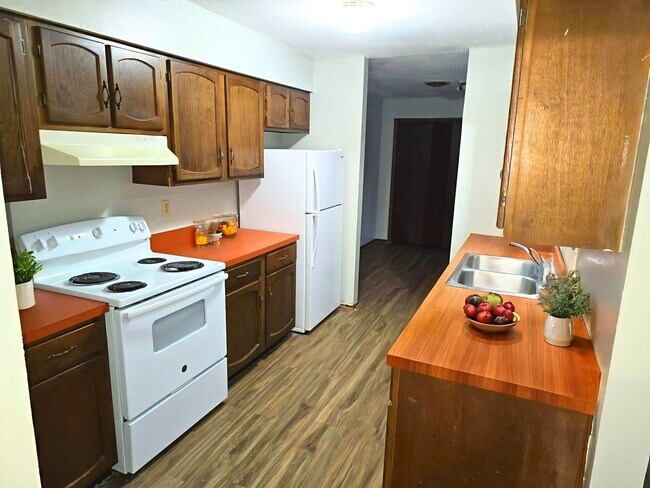 Building Photo - Spacious 2 Bed and 1 Bath Townhome with Pr...