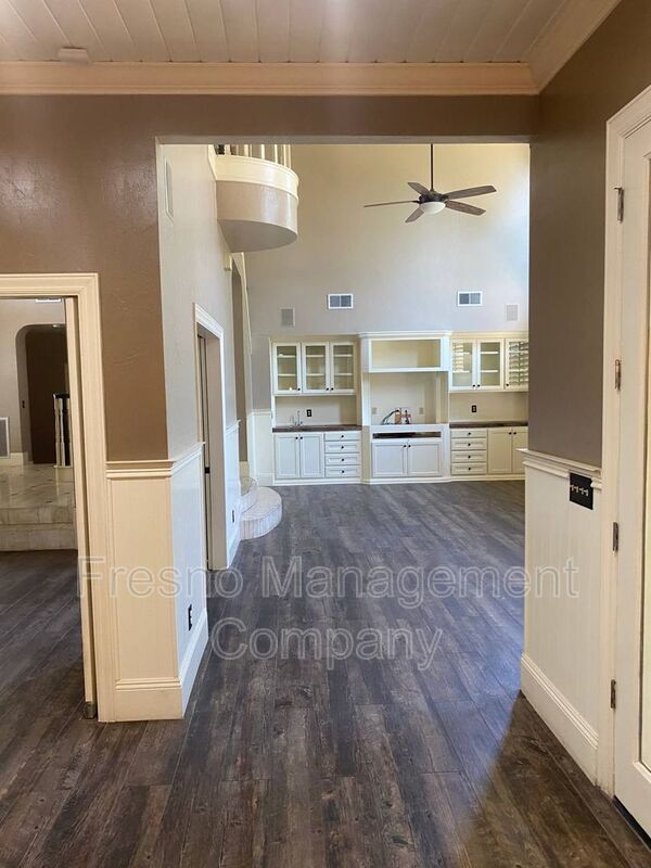 Foto del edificio - 2450 W Beechwood Ave