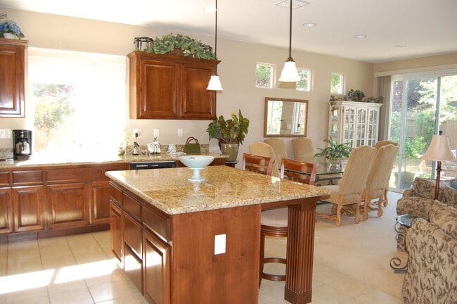 Building Photo - 3 bedroom Gem in Anatolia
