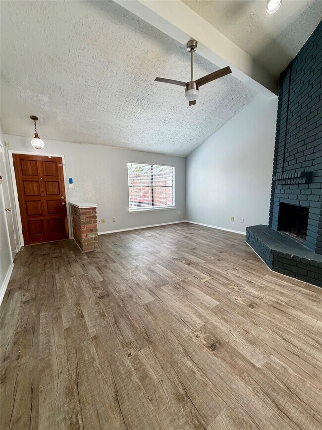 Foto del edificio - 7111 Golden Dale Ct