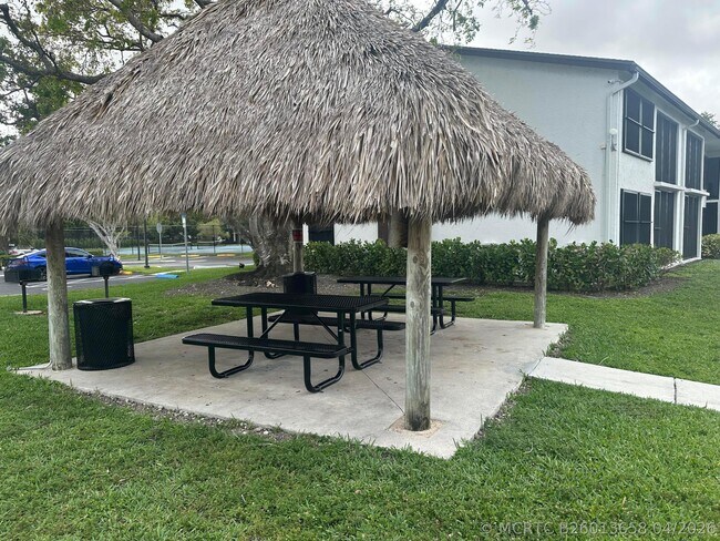 Foto del edificio - 208 Lake Pointe Dr