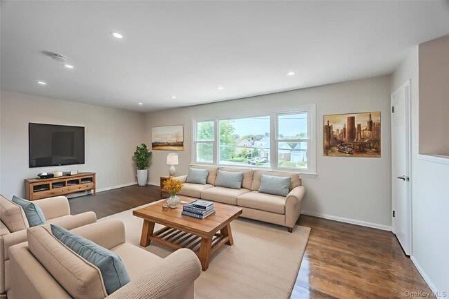 Foto del edificio - 214 Carman Ave