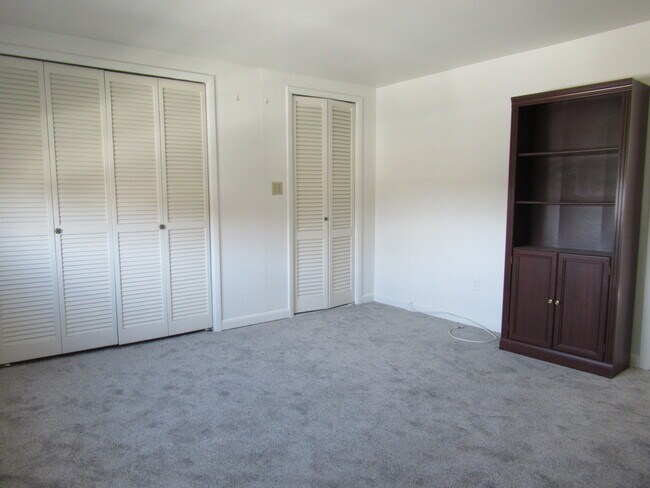 Foto del edificio - 255 Fairfield Woods Rd