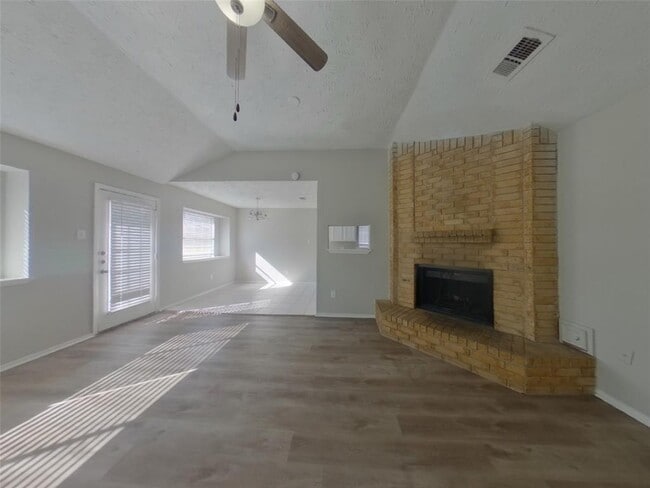 Building Photo - 2802 N Spring Dr