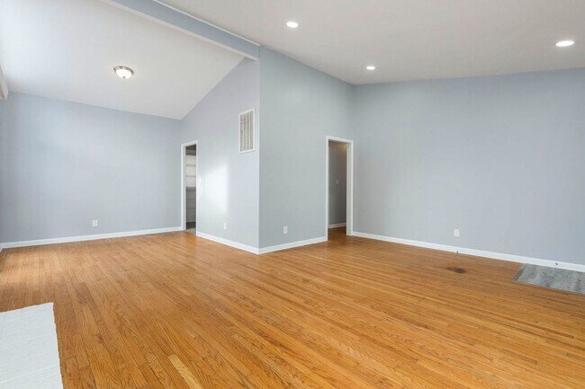 Foto del edificio - 3704 Greenwich Rd