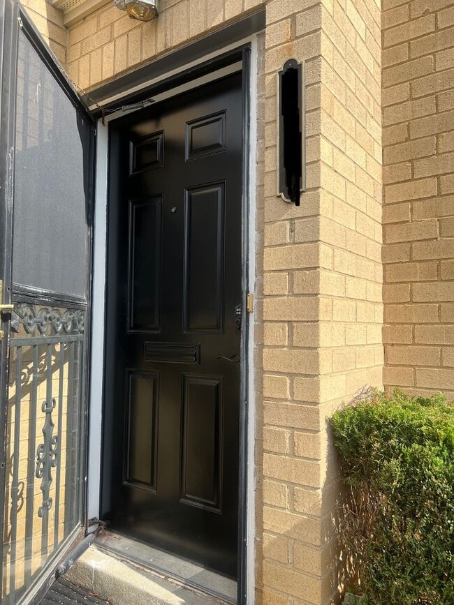 Building Photo - Lovely 3 BR/2.5 BA Townhome in Fort Lincol...