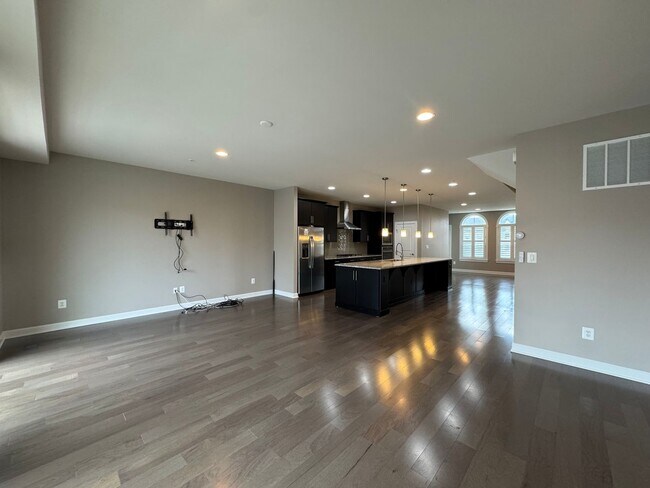 Foto del edificio - Stunning 4 Level 4 Bed 3/2 Bath Home With Balcony And Deck In Westmoore At Moorefield