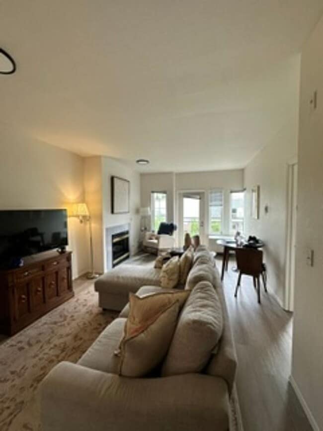 Building Photo - Gorgeous 1 bedroom in the heart of Queen Anne!