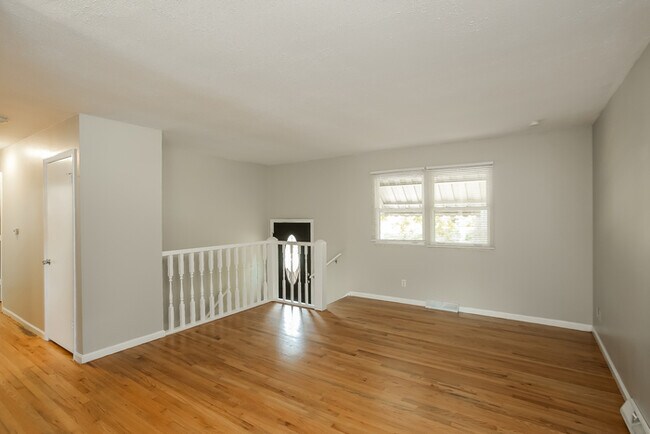 Foto del edificio - 909 Ridge Dr