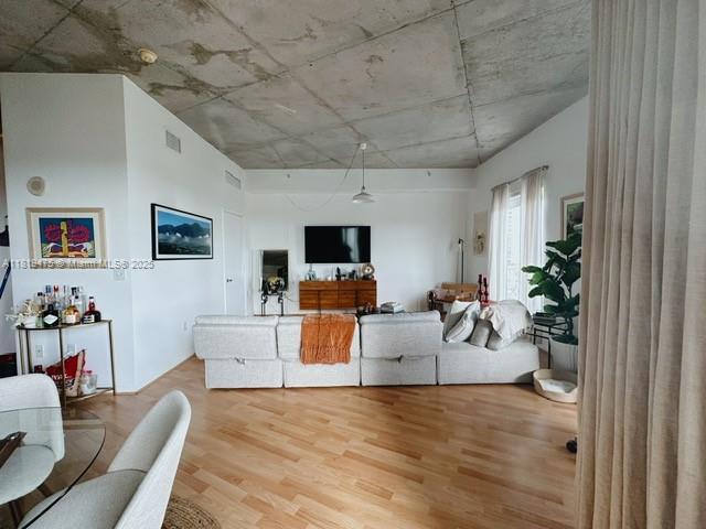 Foto del edificio - 10 SW South River Dr