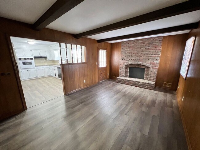 Foto del edificio - Spacious 3BR with Large Yard & 2-Car Garage