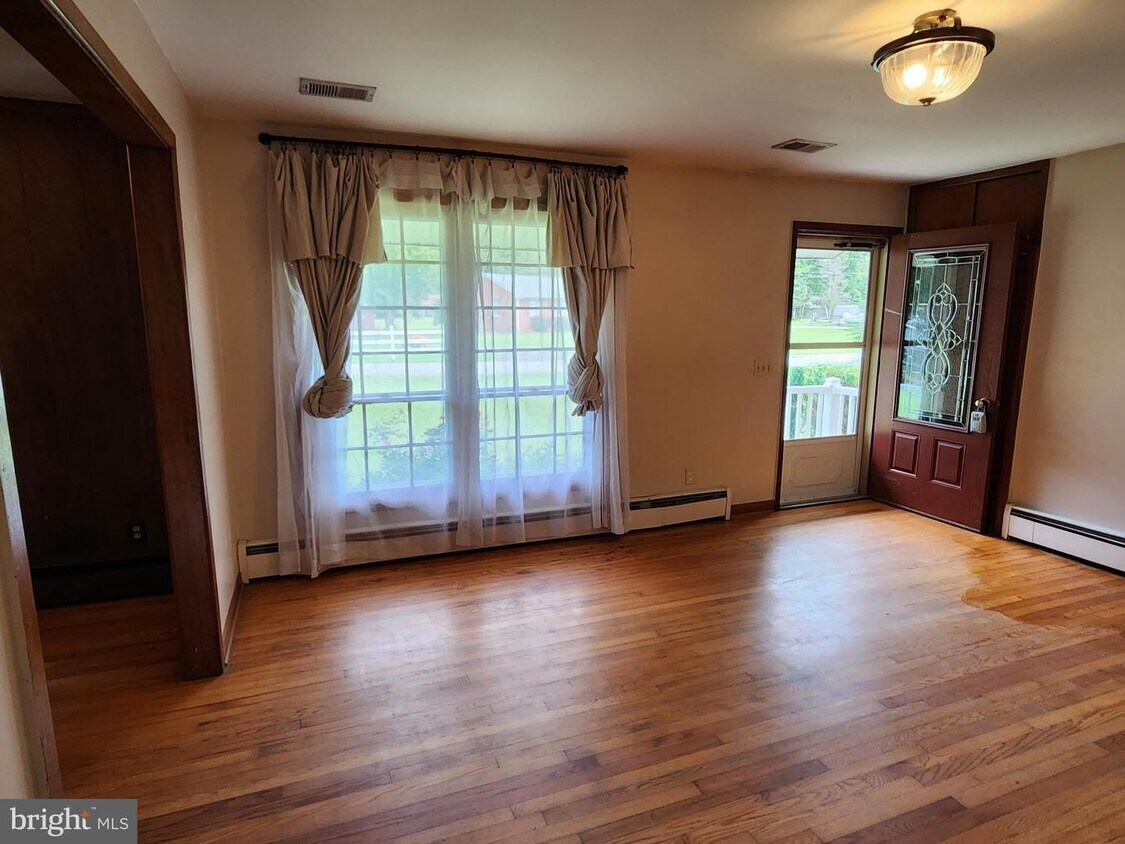 Foto principal - 17158 Ferry Dock Rd