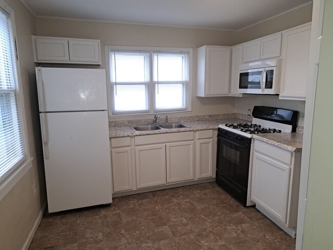 Building Photo - 307 W Hyde Park Ave