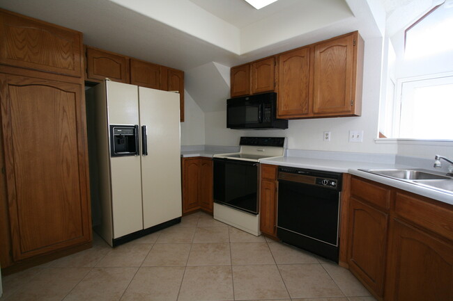 Building Photo - Wonderful 2 bedroom townhome available in ...