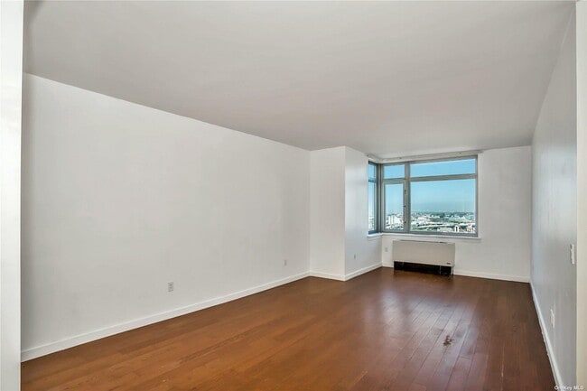 Foto del edificio - 40-28 College Point Blvd