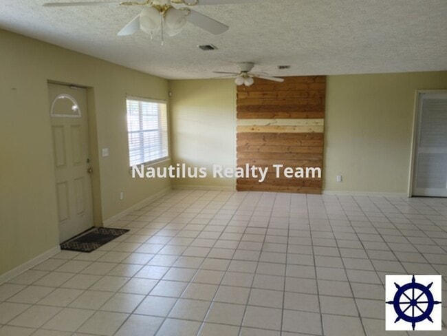 Building Photo - 1706 E 6th St