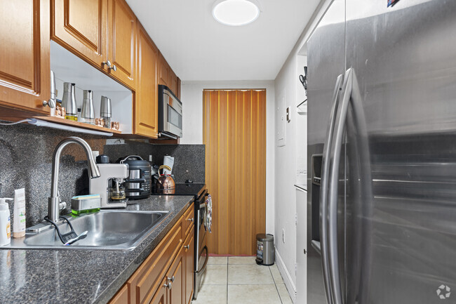 1 BR, 1 BA - 544SF - Kitchen - 909 NW 5th St