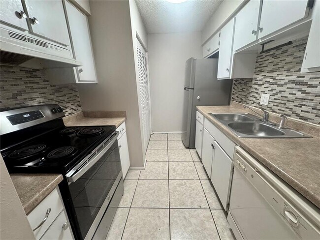 Building Photo - 5503 Pokeweed Ct