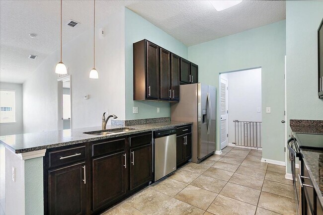 Building Photo - Condo in Greenstone at Aberdeen!