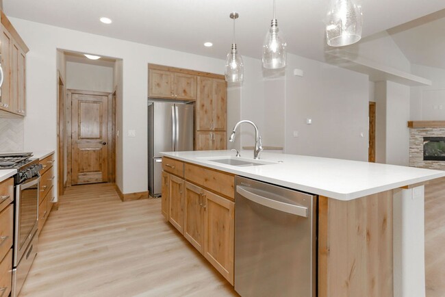 Building Photo - 2 Bedroom with Study in Seven Lakes