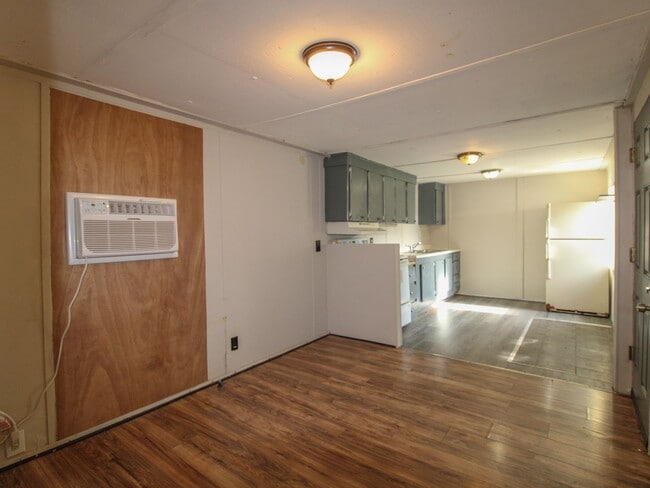 Building Photo - Convenient Fayetteville Location – Water & Lawn Care Included!