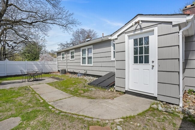 Building Photo - 170 Riverside Dr