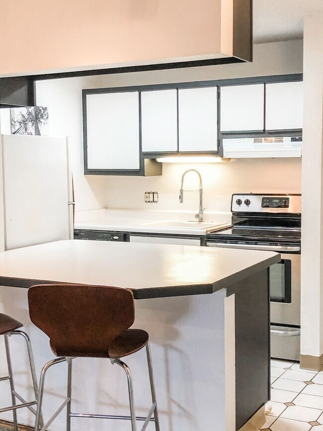 Foto del edificio - 2 Bedroom Condo Available for Lease--Great Location!