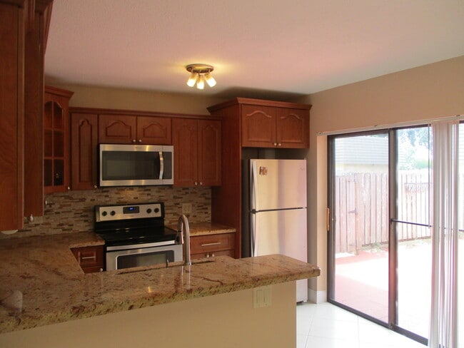 Building Photo - 724 7th Way