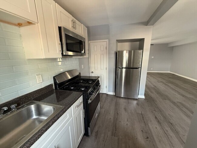 Foto del edificio - Renovated 3-Bedroom Home with Porch Front ...