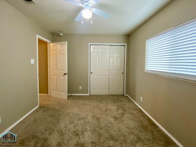 Building Photo - Beautifully kept, 3 bed/2.5 bath home near...