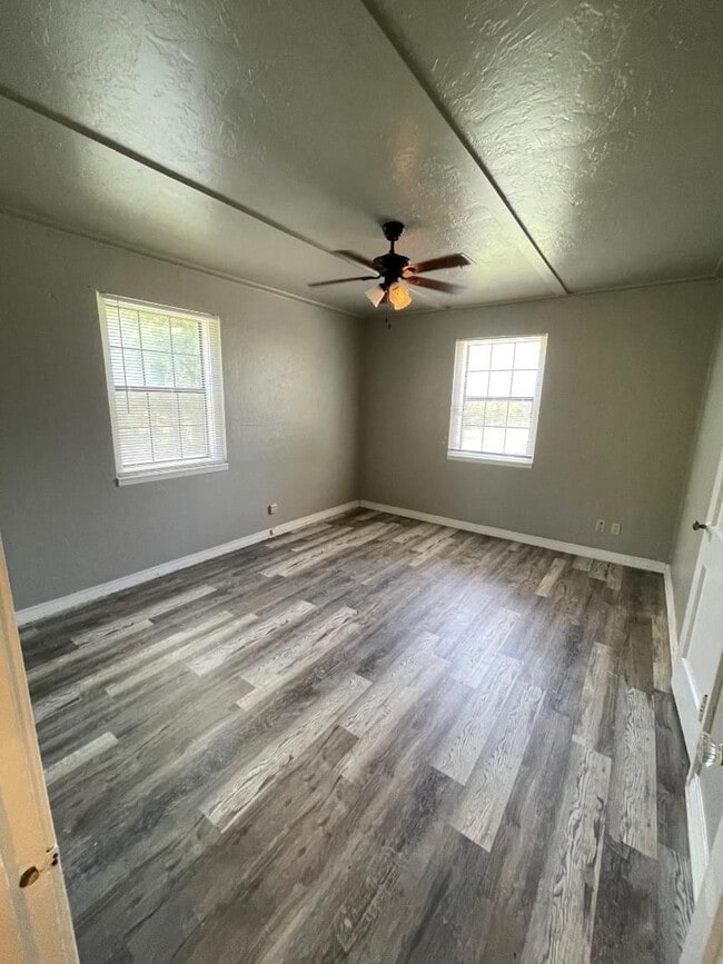 Building Photo - 1 Bed 1 Bath Duplex For Lease Now!