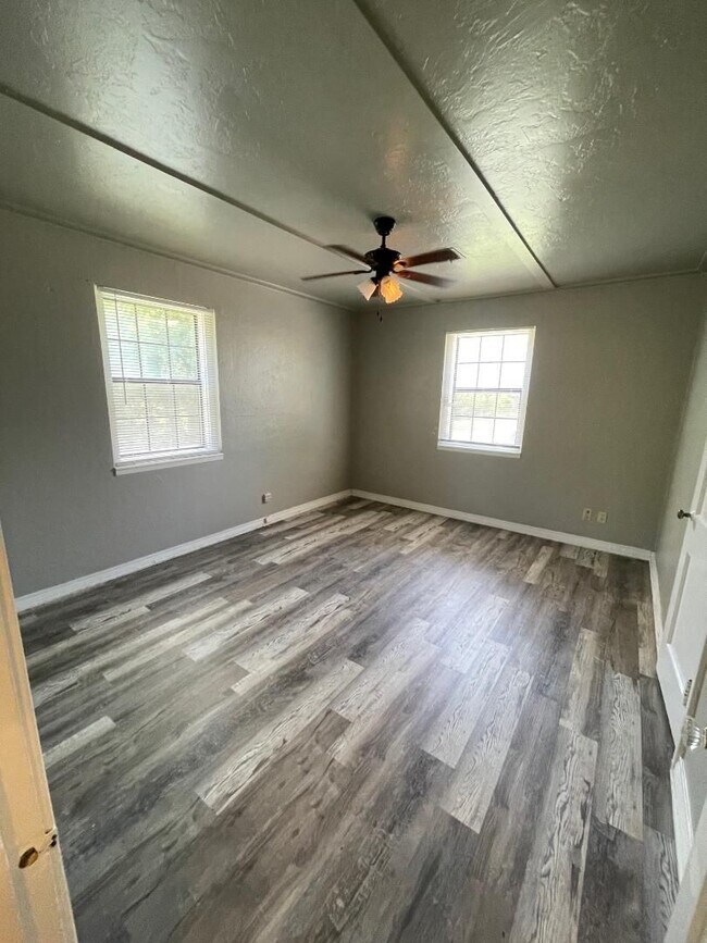 Foto del edificio - 1 Bed 1 Bath Duplex For Lease Now!