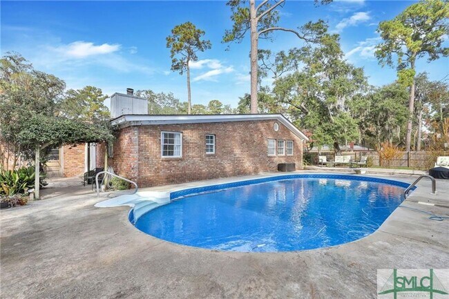 Building Photo - 4 bedroom, 3 bathroom Brick Ranch home loc...
