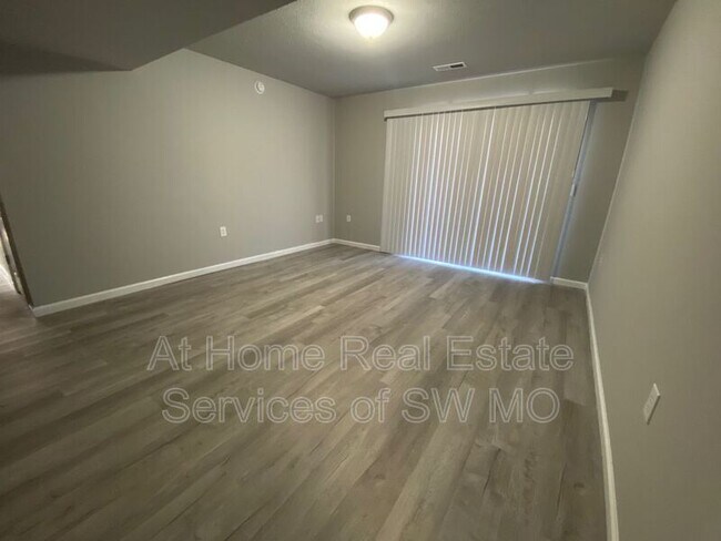 Building Photo - 2129 Southfork Dr