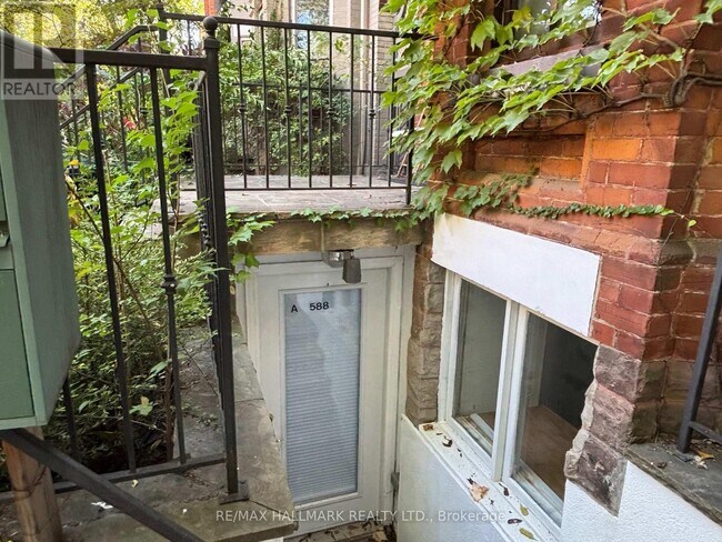 Photo du bâtiment - 588 Spadina Ave.