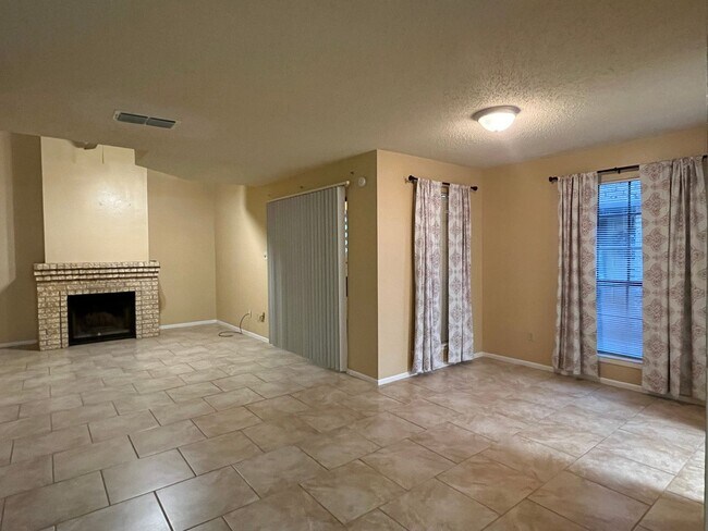 Foto del edificio - SOUTH SIDE TOWNHOME WITH SOME BILLS PAID