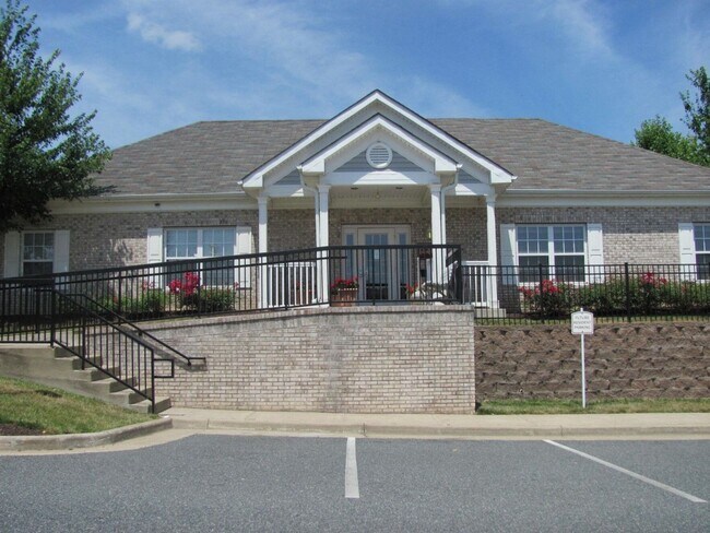 exterior de villa de viento de madera 1 - Woodwind Villa Apartments