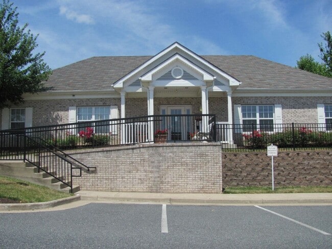 woodwind villa exterior 1 - Woodwind Villa Apartments
