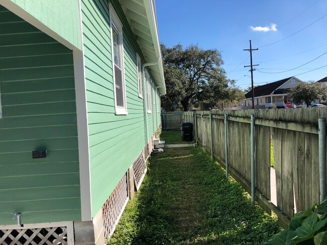 Side Yard, fence has been replaced - 5832 Catina St