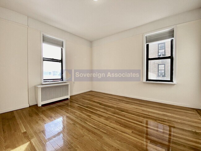 Foto del edificio - 121 Bennett Avenue