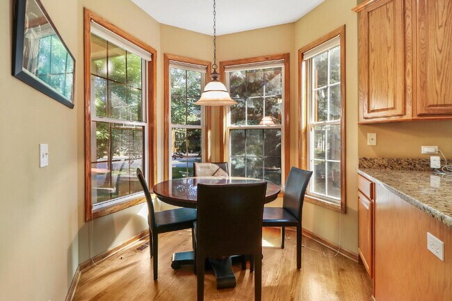 Foto del edificio - Spacious 3-Bedroom Townhouse with Main-Flo...