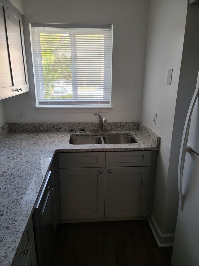Building Photo - Move in ready