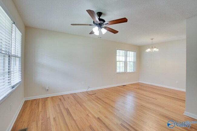 Foto del edificio - 1830 Oakwood Ave NE