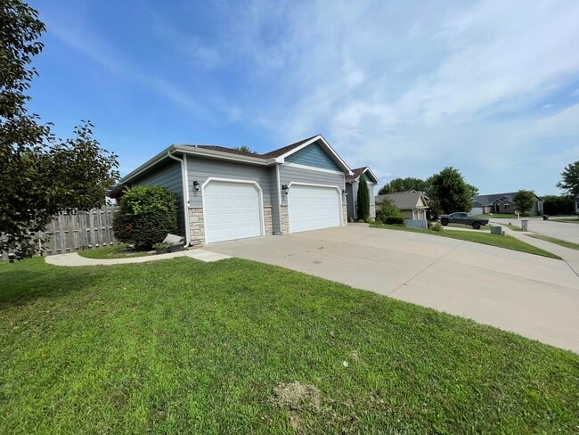 Building Photo - 825 Locharno Dr